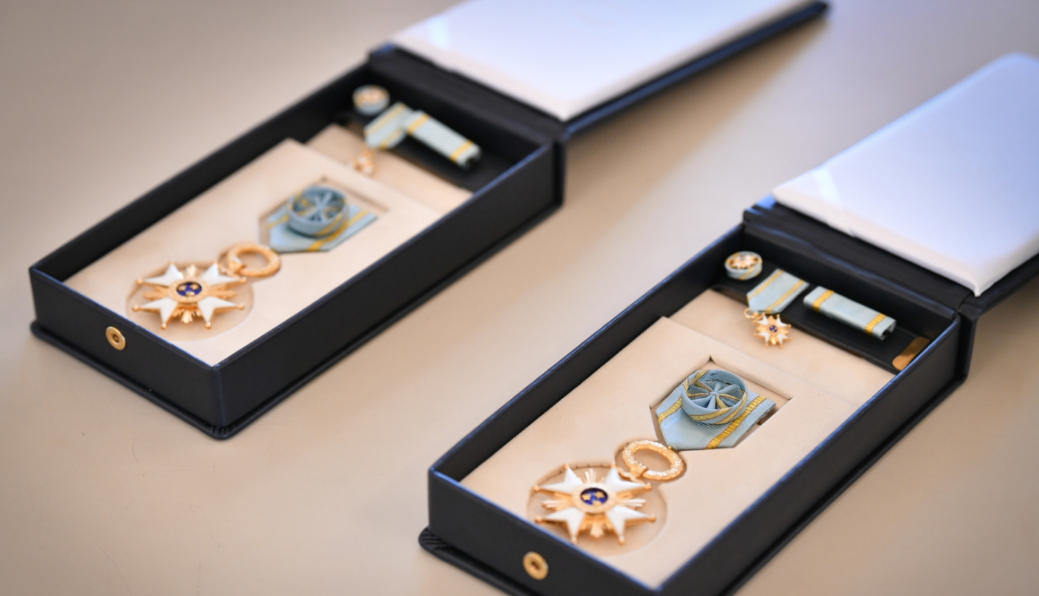 Triju Zvaigžņu ordeņi divās atvērtās kastītēs