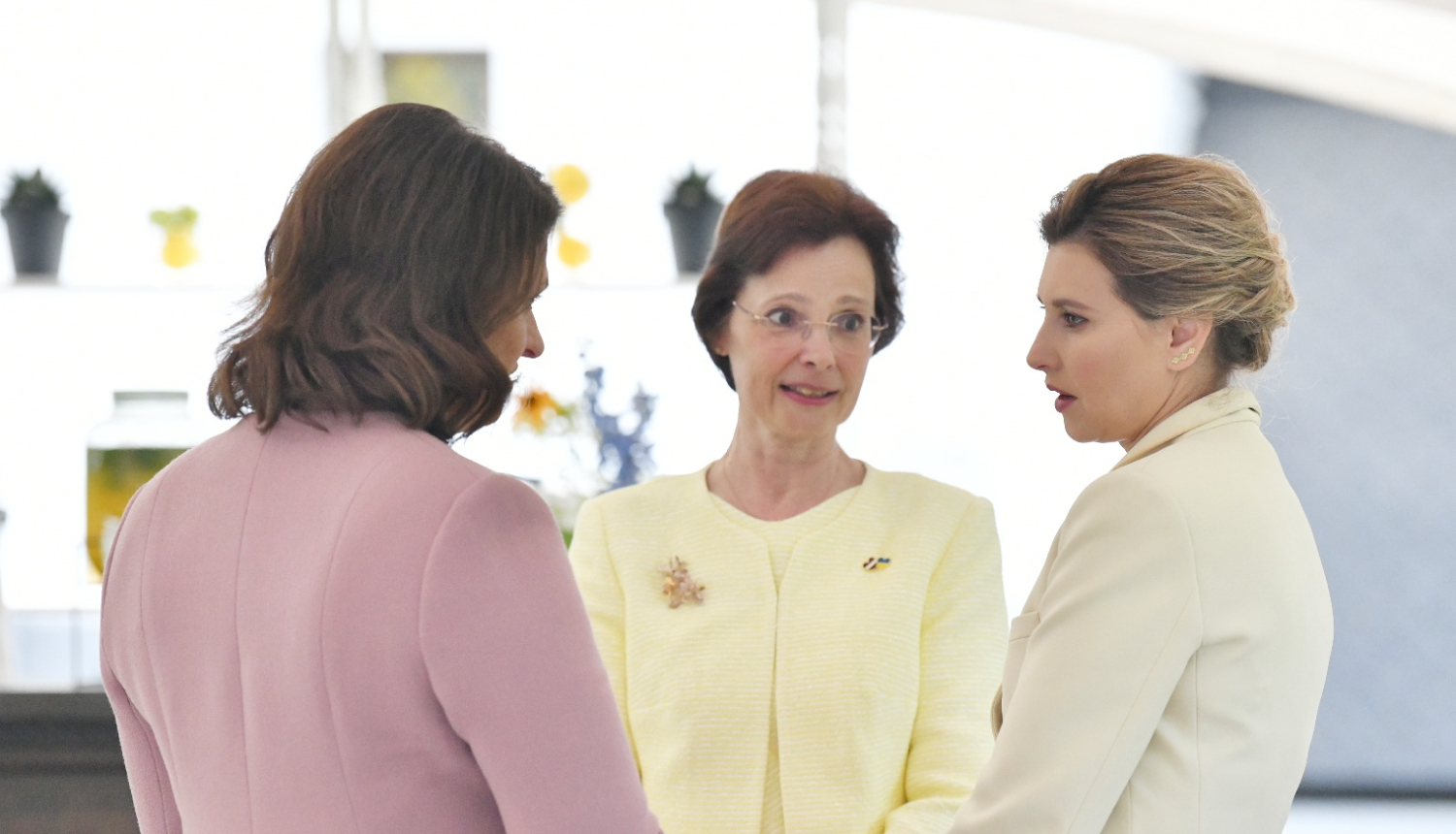 Lietuvas prezidenta kundze stāv ar muguru pret kameru, Andra Levite, Olena Zelenska