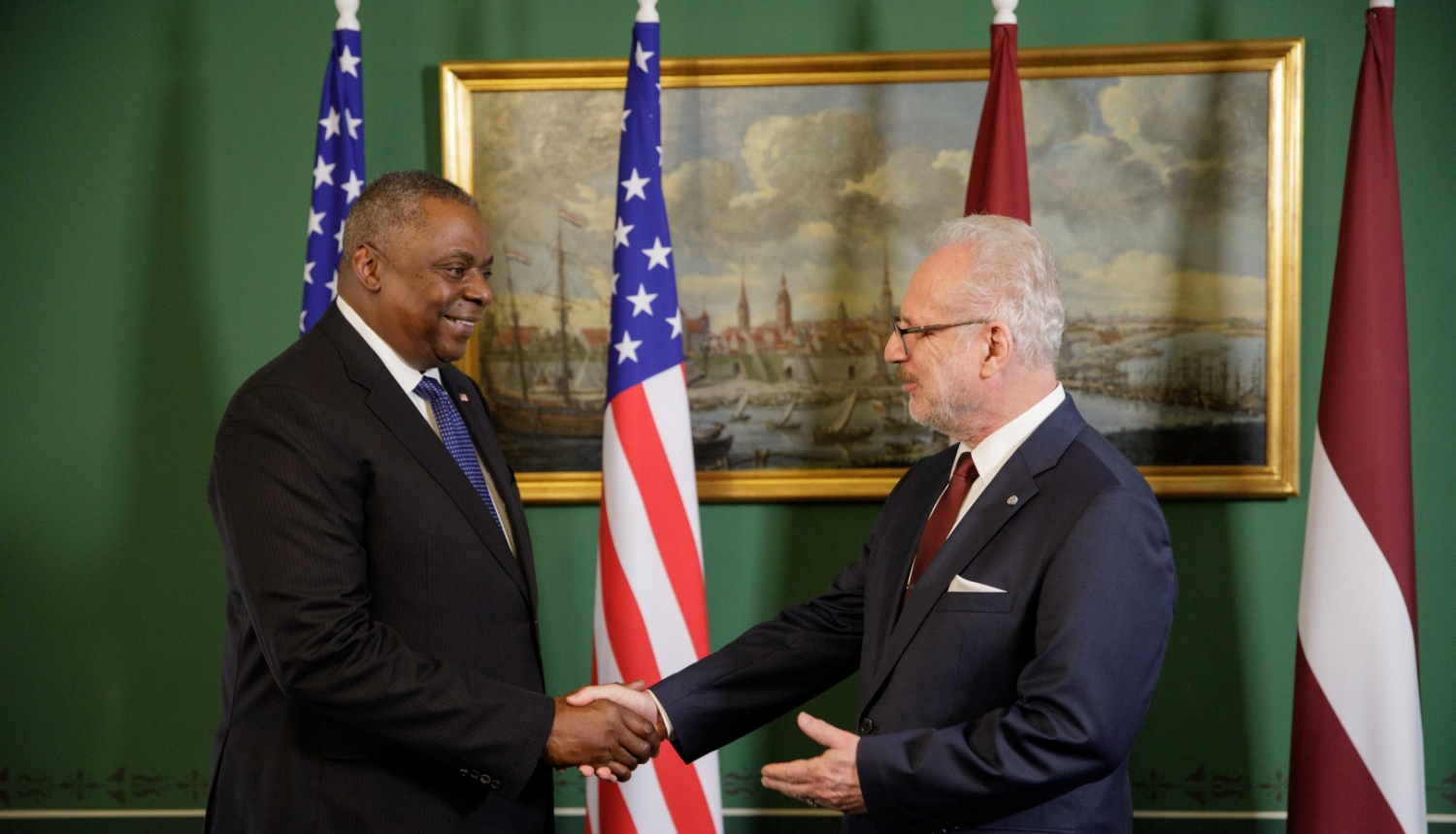 ASV aizsardzības sekretārs un Valsts prezidents sarokojas