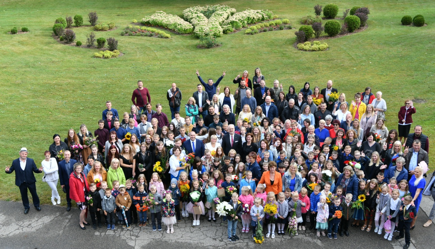 Zinību dienā Valsts prezidents apmeklē Vilces pamatskolu. Kopbilde ar skolēniem un skolotājiem. 