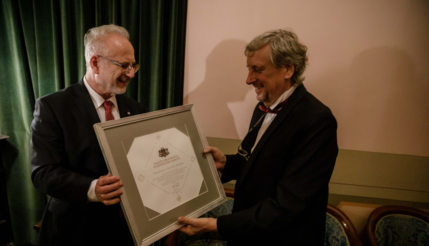 Egils Levits pasniedz Cildinājuma rakstu Zigmaram Liepiņam