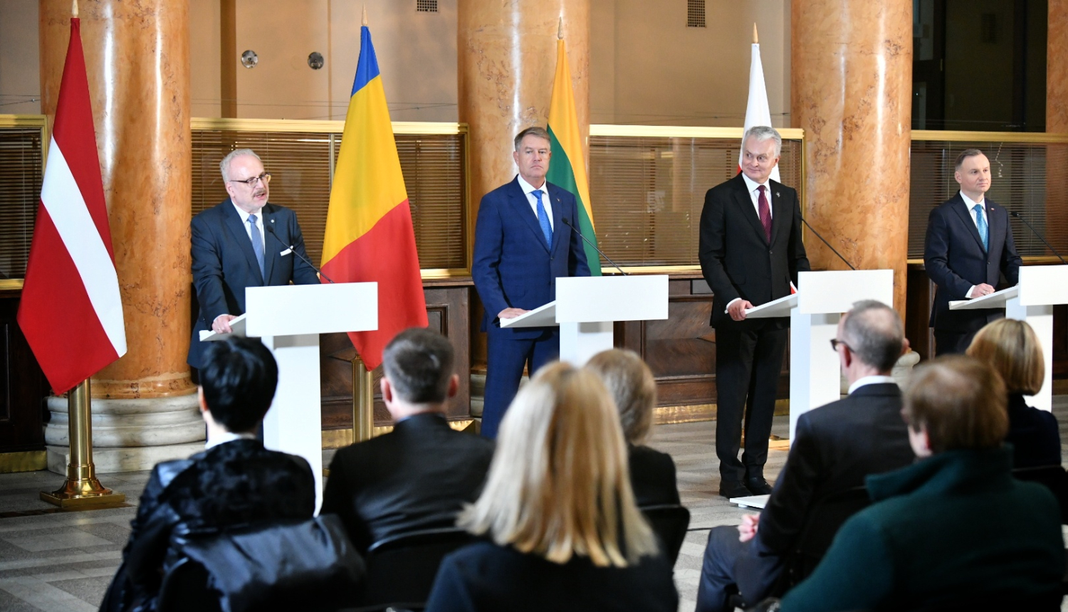 No kreisās pie uzrunu pultīm: Egils Levits, Klauss Verners Johanniss, Gitans Nausēda, Andžejs Duda