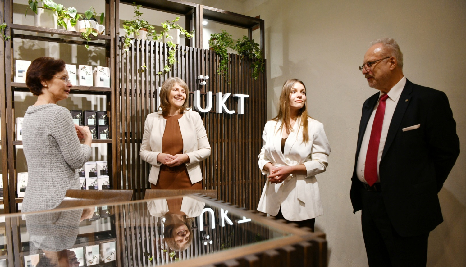 10.01.2023. Valsts prezidents Egils Levits un Andra Levite apmeklē Madonas novadu. Bioloģiskās tējas ražotāja SIA "Plūkt" apmeklējums. Foto: Ilmārs Znotiņš, VPK.