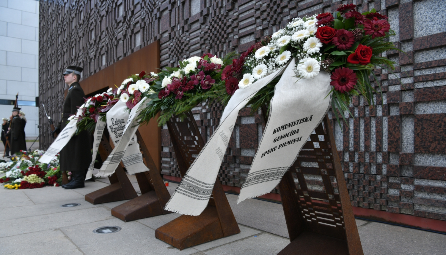 Ziedu vainagi pie memoriāla "Vēstures taktīla" Komunistiskā genocīda upuru piemiņas dienā