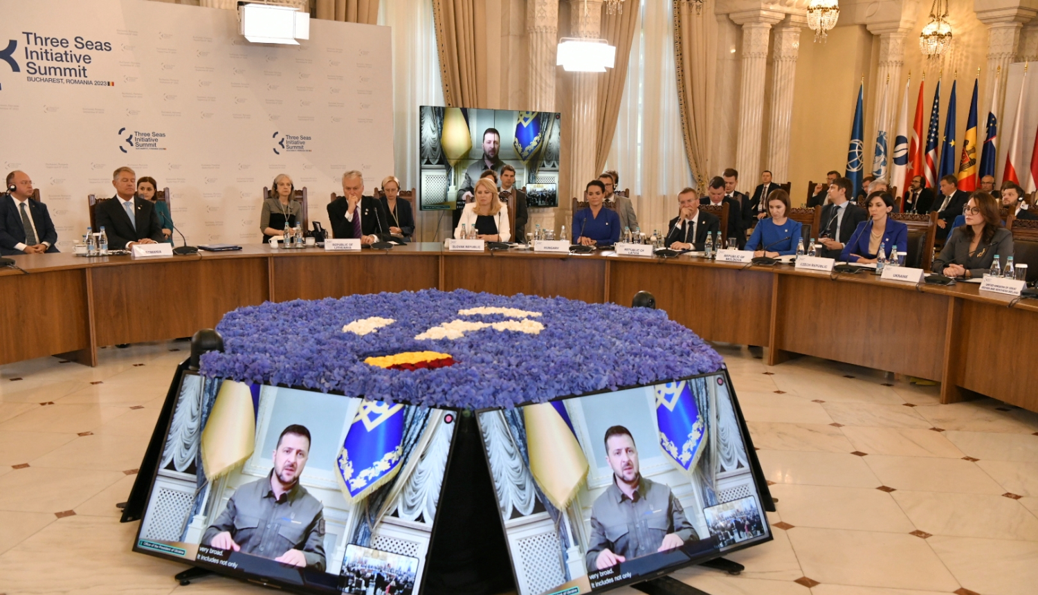 Valstu vadītāji sēž ap galdu