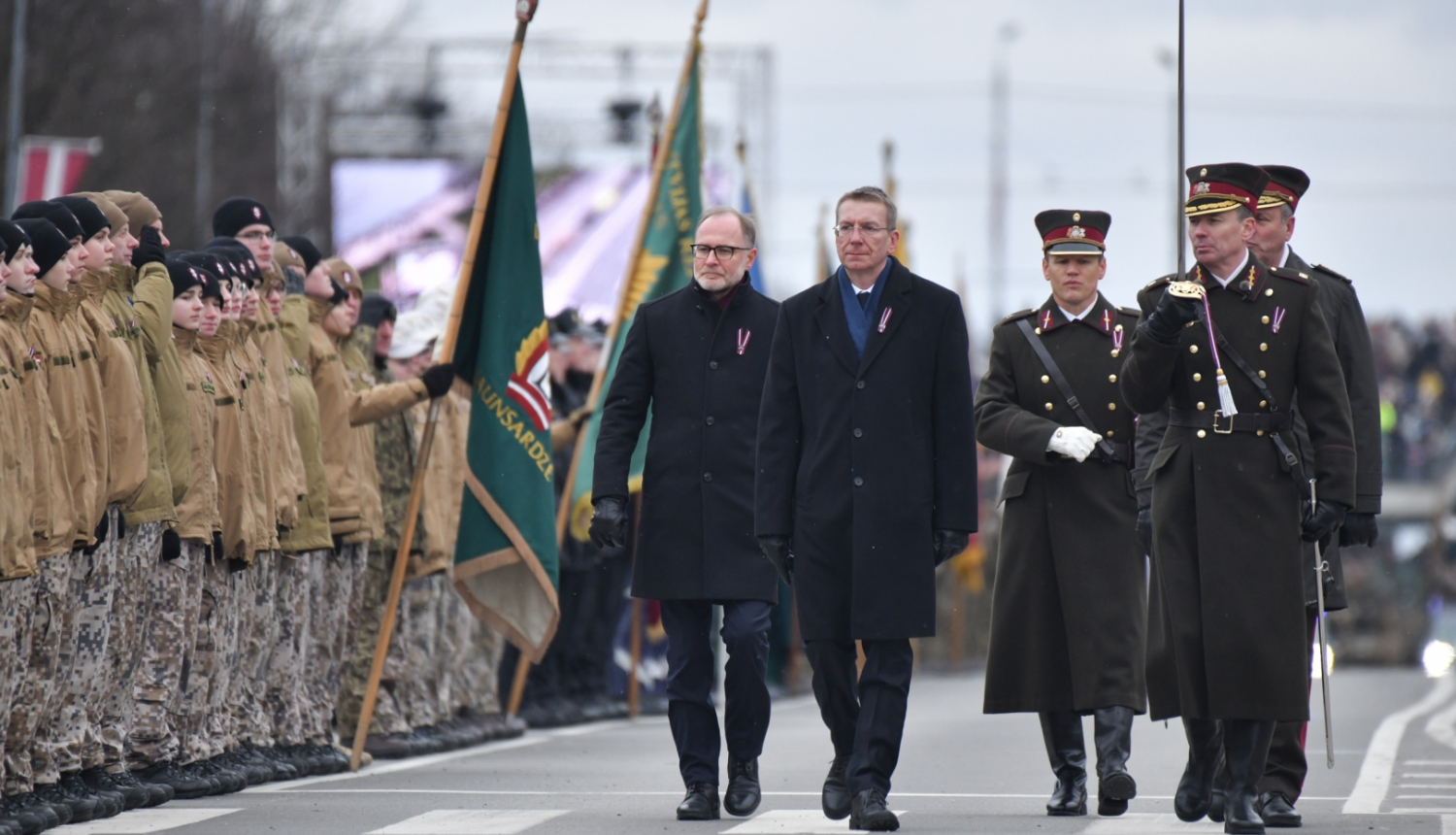 Valsts prezidents iet parādē