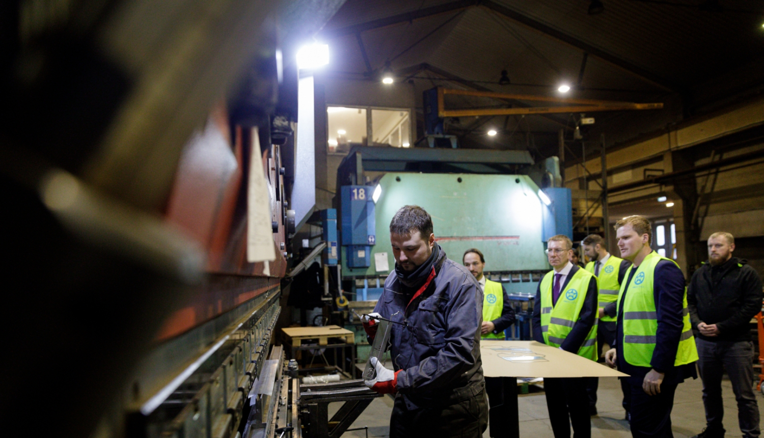 Valsts prezidents apskata tehnikas kokmateriālu transportēšanas uzņēmumu SIA “Metsatek”