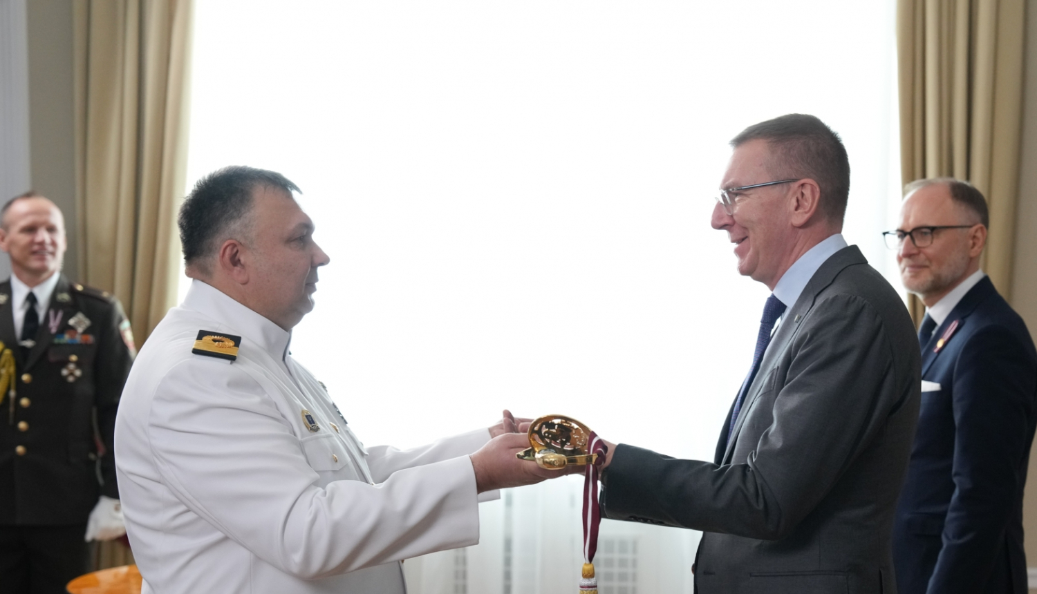 4. novembrī Rīgas pilī Valsts prezidents Edgars Rinkēvičs piešķīra flotiles admirāļa dienesta pakāpi Nacionālo bruņoto spēku Jūras spēku komandierim Mārim Polencam. 