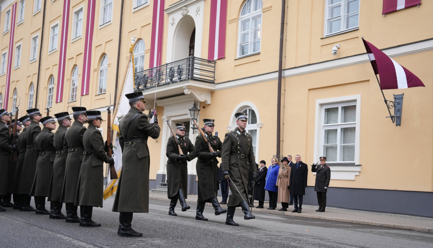 11.11.2024. Valsts prezidenta Edgara Rinkēviča dalība Nacionālo bruņoto spēku svinīgajā godasardzes maiņas ceremonijā pie Rīgas pils