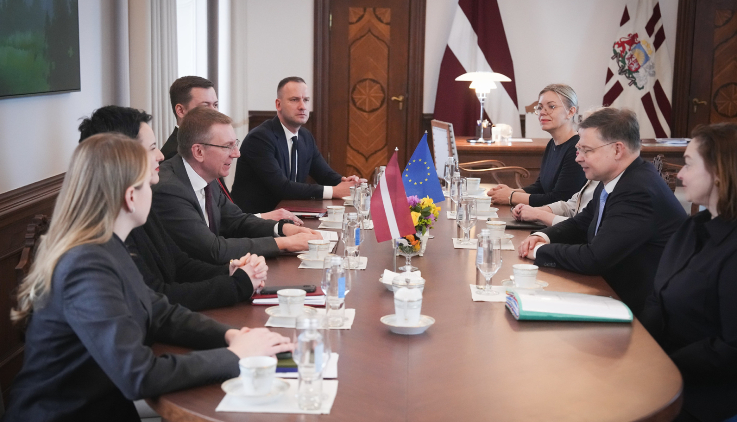 04.04.2025. Valsts prezidenta Edgara Rinkēviča tikšanās ar Eiropas Savienības ekonomikas un produktivitātes, īstenošanas un vienkāršošanas komisāru Valdi Dombrovski