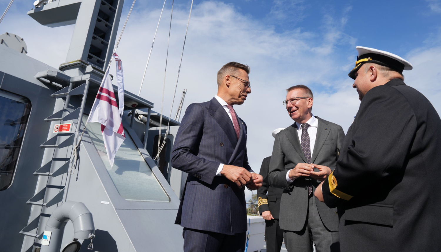 Latvijas un Somijas prezidenti sarunājas ar Jūras spēku komandieri