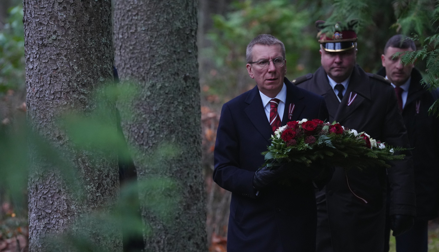 Valsts prezidents Edgars Rinkēvičs godina Lāčplēša Kara ordeņa kavaliera Roberta Lāča piemiņu