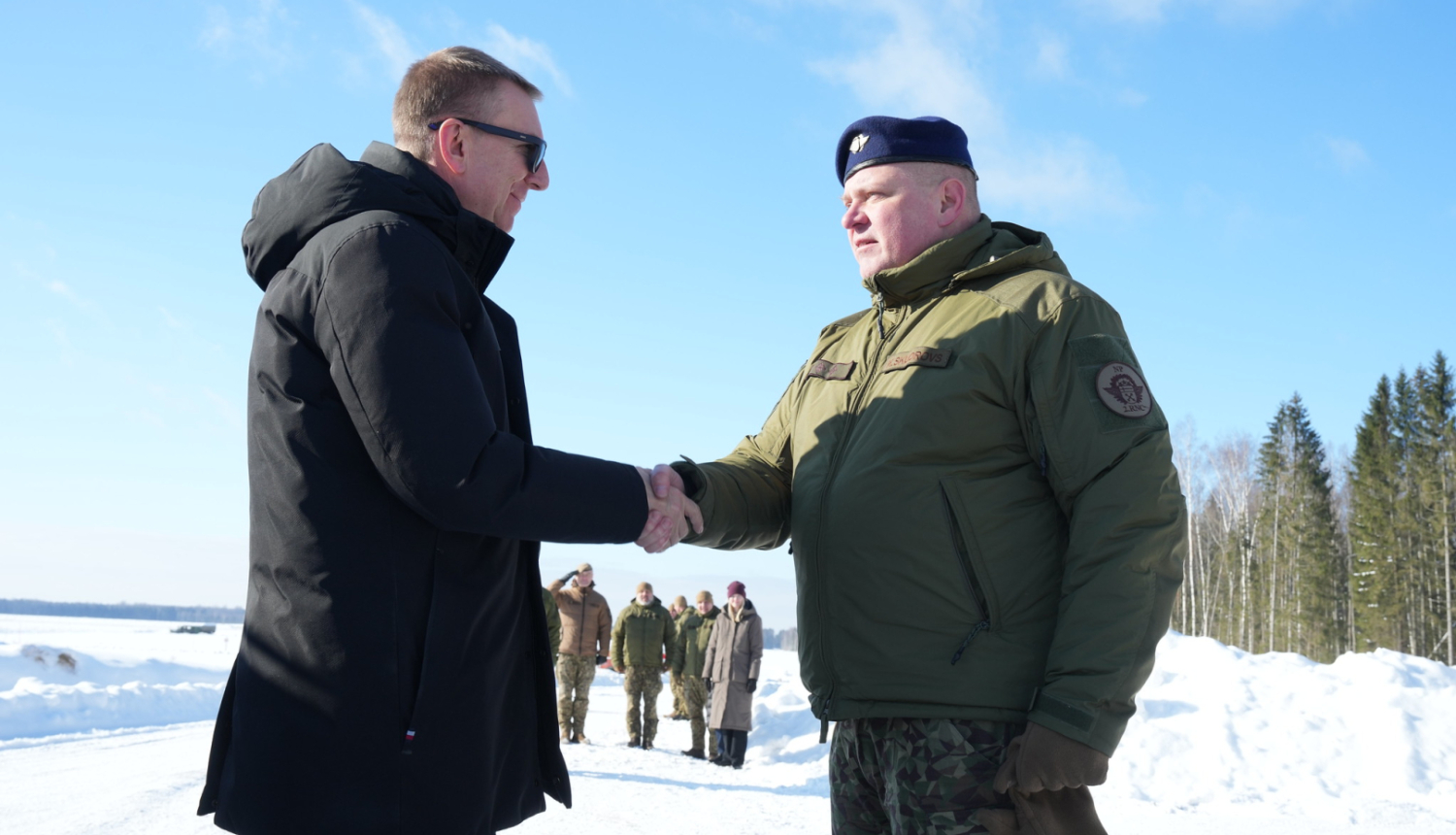 Valsts prezidents apmeklē militāro poligonu "Sēlija"