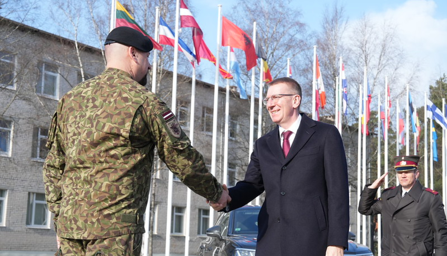 Valsts prezidents Edgars Rinkēvičs un Čehijas prezidents Petrs Pavels apmeklē Ādažu militāro bāzi