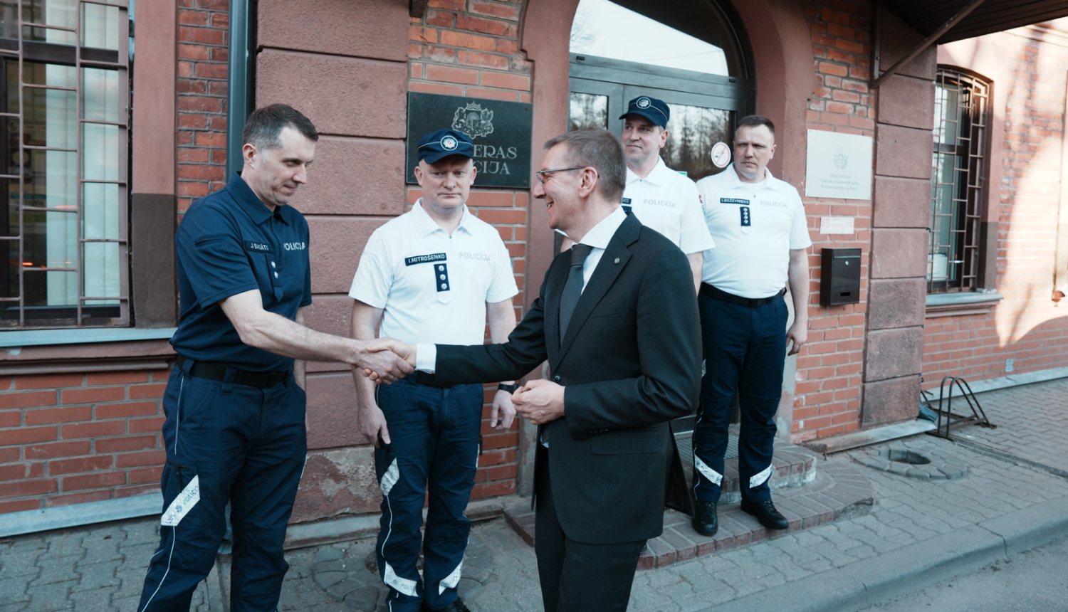 Valsts prezidents apmeklē Valsts policijas Vidzemes reğiona pārvaldes Rietumvidzemes iecirkni Valmierā