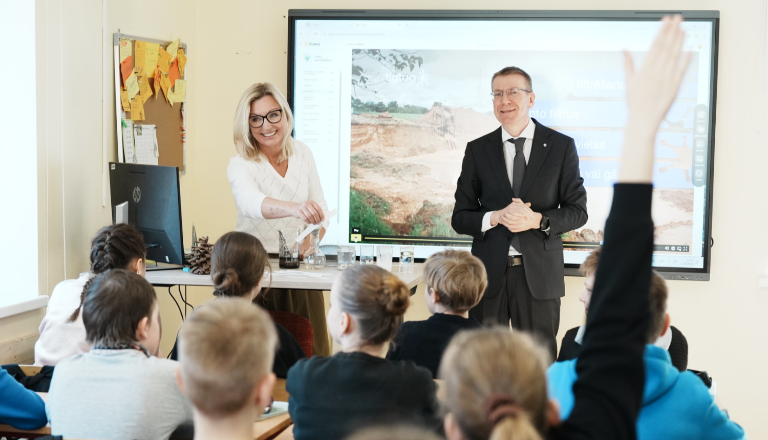 Valsts prezidents Edgars Rinkēvičs apmeklē Smiltenes vidusskolu