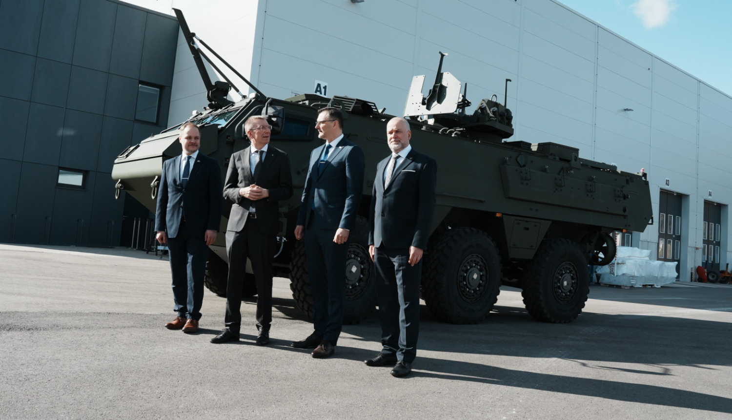 Valsts prezidents Edgars Rinkēvičs apmeklē bruņumašīnu “Patria” ražotni