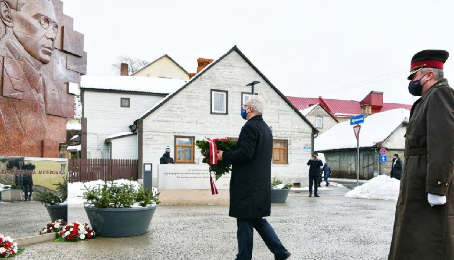 Valsts prezidents Egils Levits un Ingrīda Meierovica kundze noliek ziedus pie Zigfrīda Annas Meierovica pieminekļa Tukuma vecpilsētā