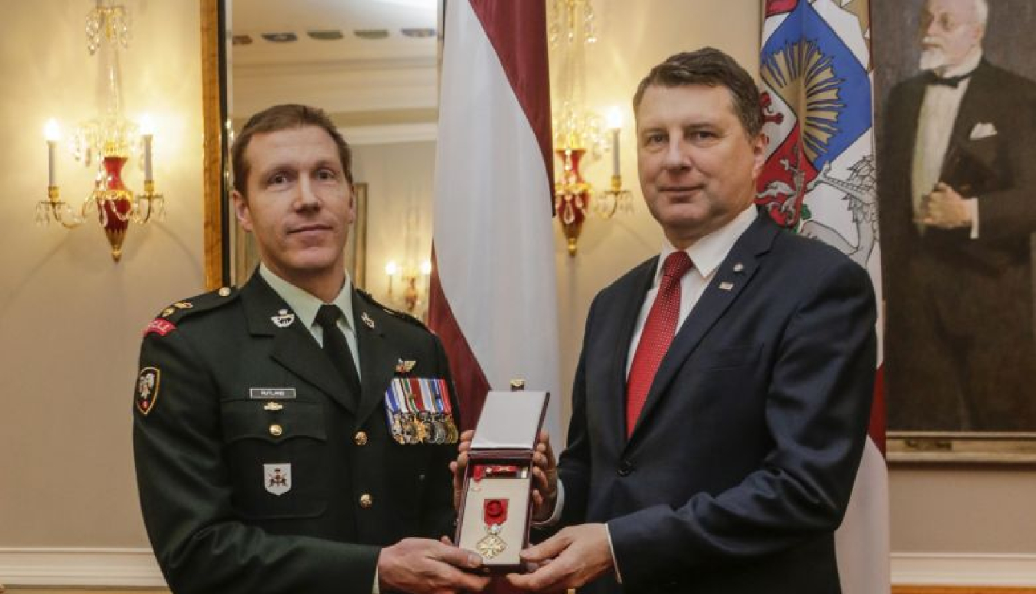 Valsts prezidents pasniedz augstāko valsts apbalvojumu NATO paplašinātās klātbūtnes kaujas grupas Latvijā komandierim Veidam Ratlendam