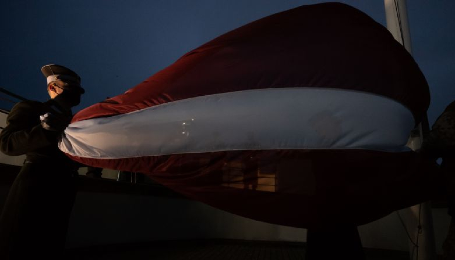 Valsts prezidenta Egila Levita apsveikums svētkos, paceļot Latvijas karogu Rīgas pils Svētā Gara tornī