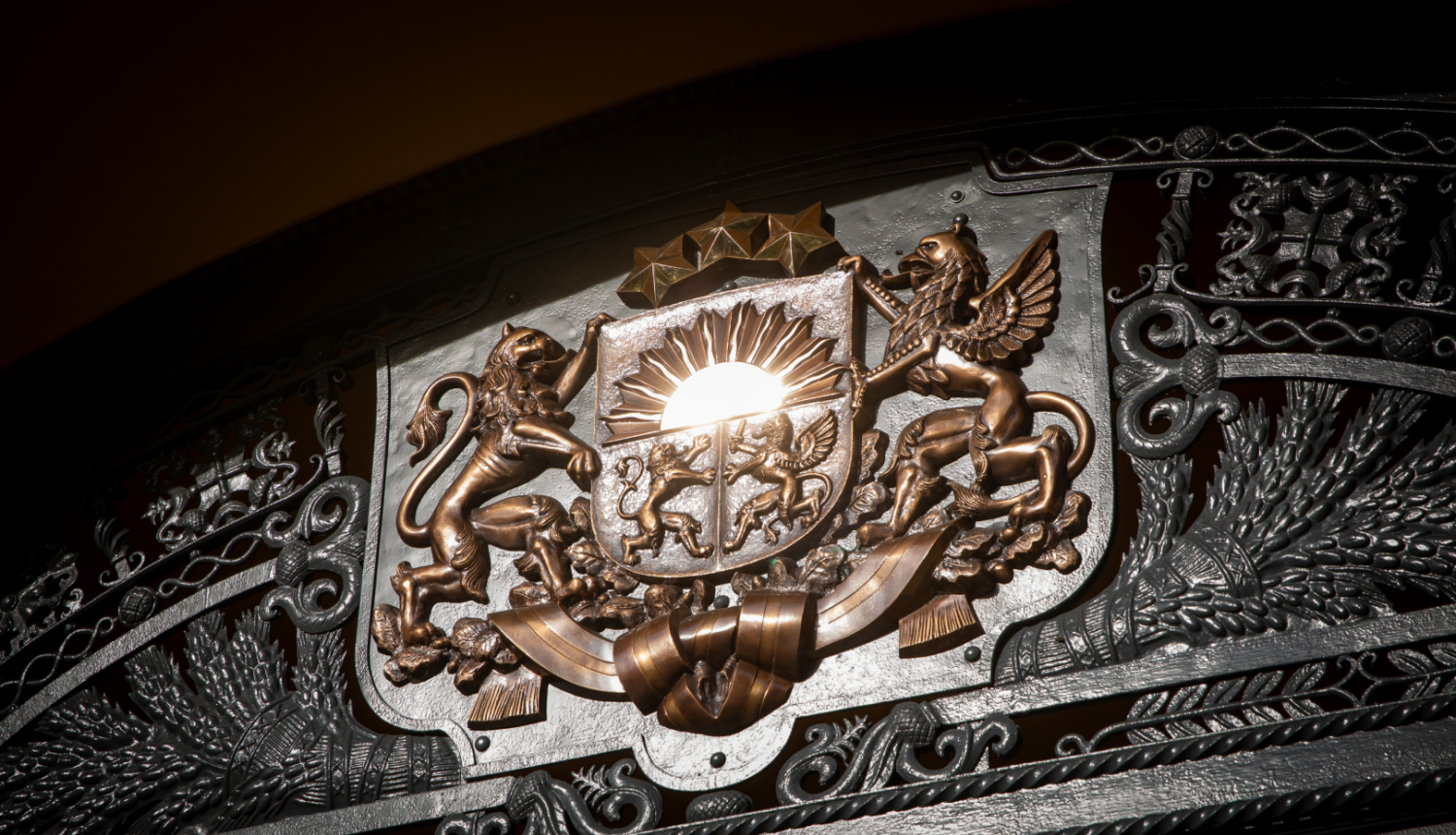 Ģerbonis virs Cīruļa vārtiem Rīgas pilī