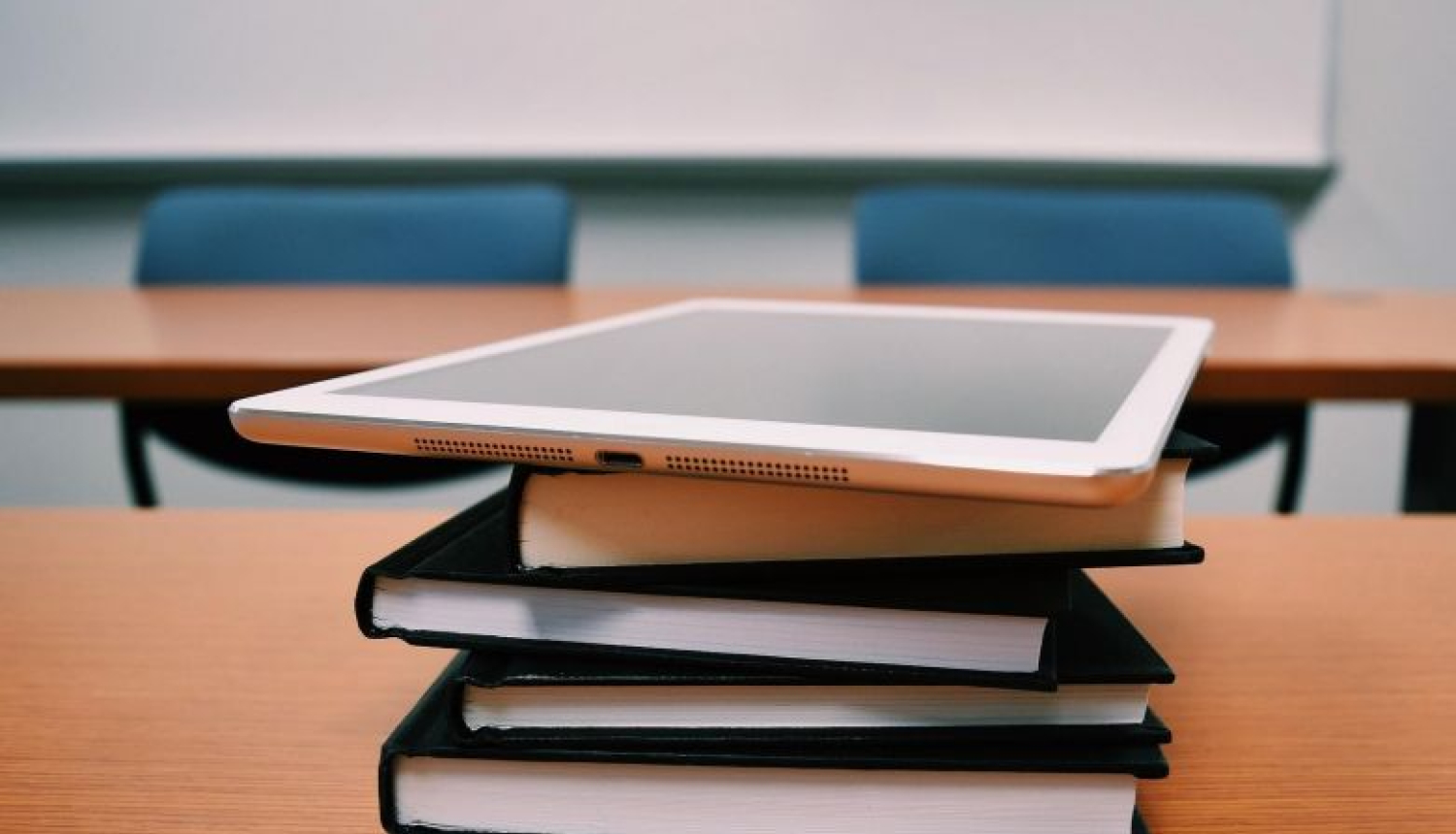 Valsts prezidents izsludina likumu grozījumus pārejai uz mācībām vidusskolā tikai latviešu valodā