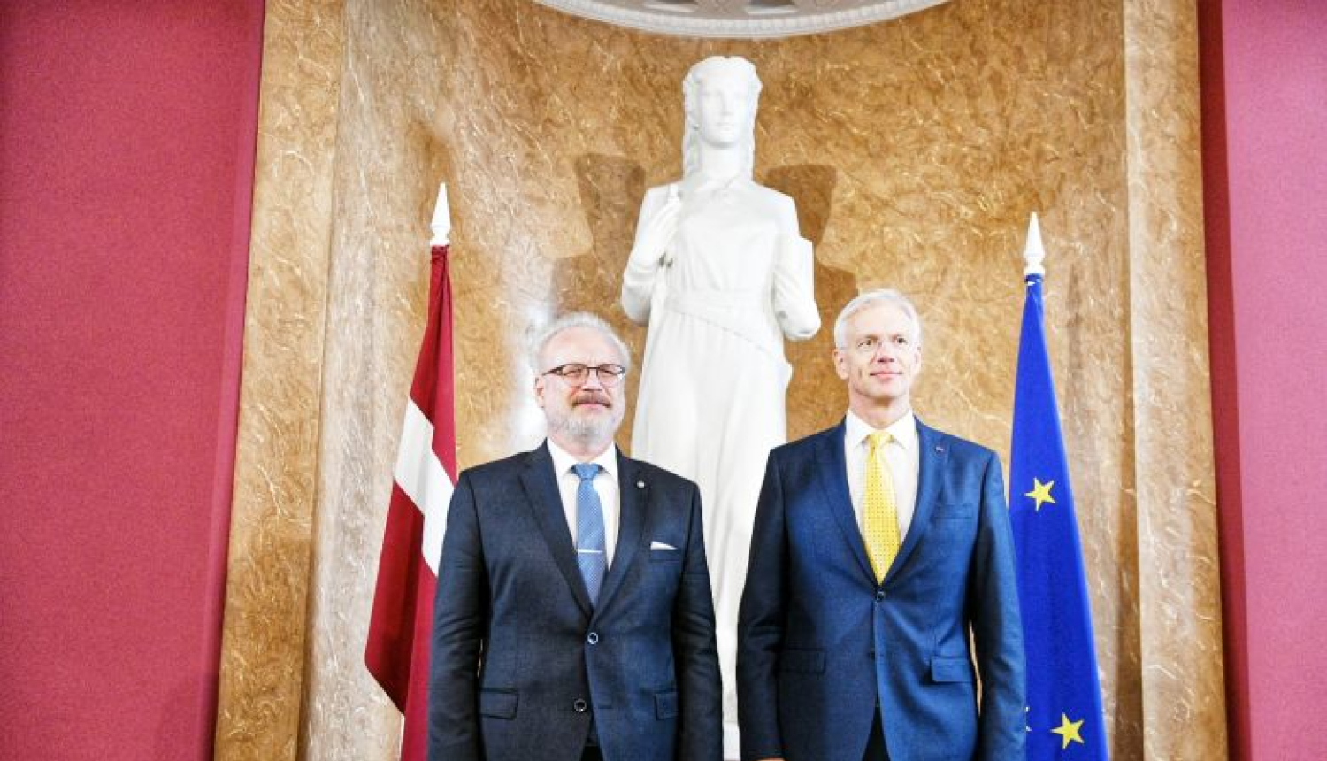 Valsts prezidents Egils Levits tiekas ar Ministru prezidentu Krišjāni Kariņu