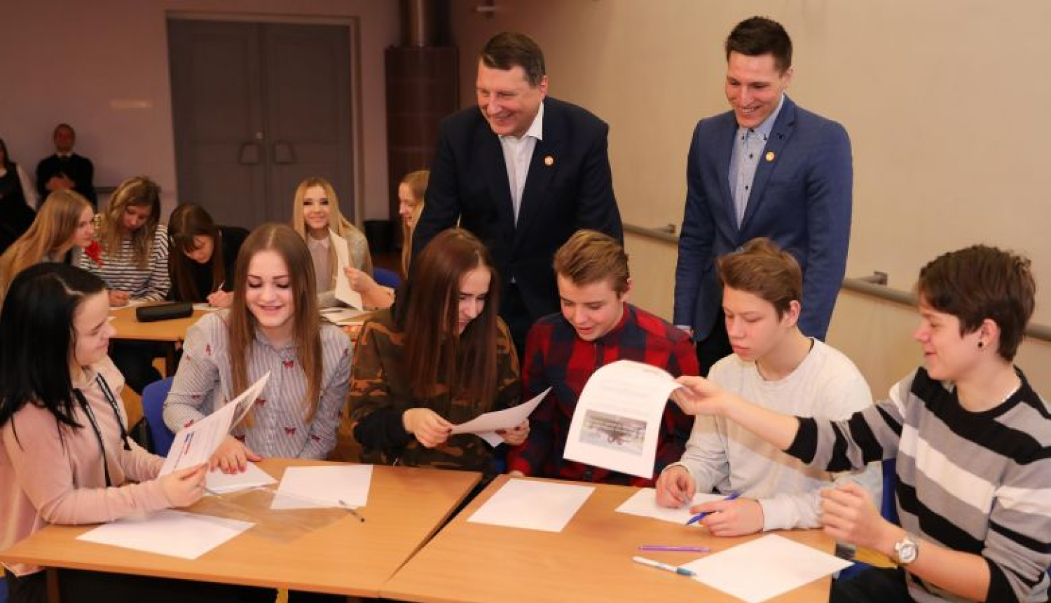 Valsts prezidents Priekuļu vidusskolā māca skolēnus, kā atpazīt patiesas ziņas no viltus ziņām