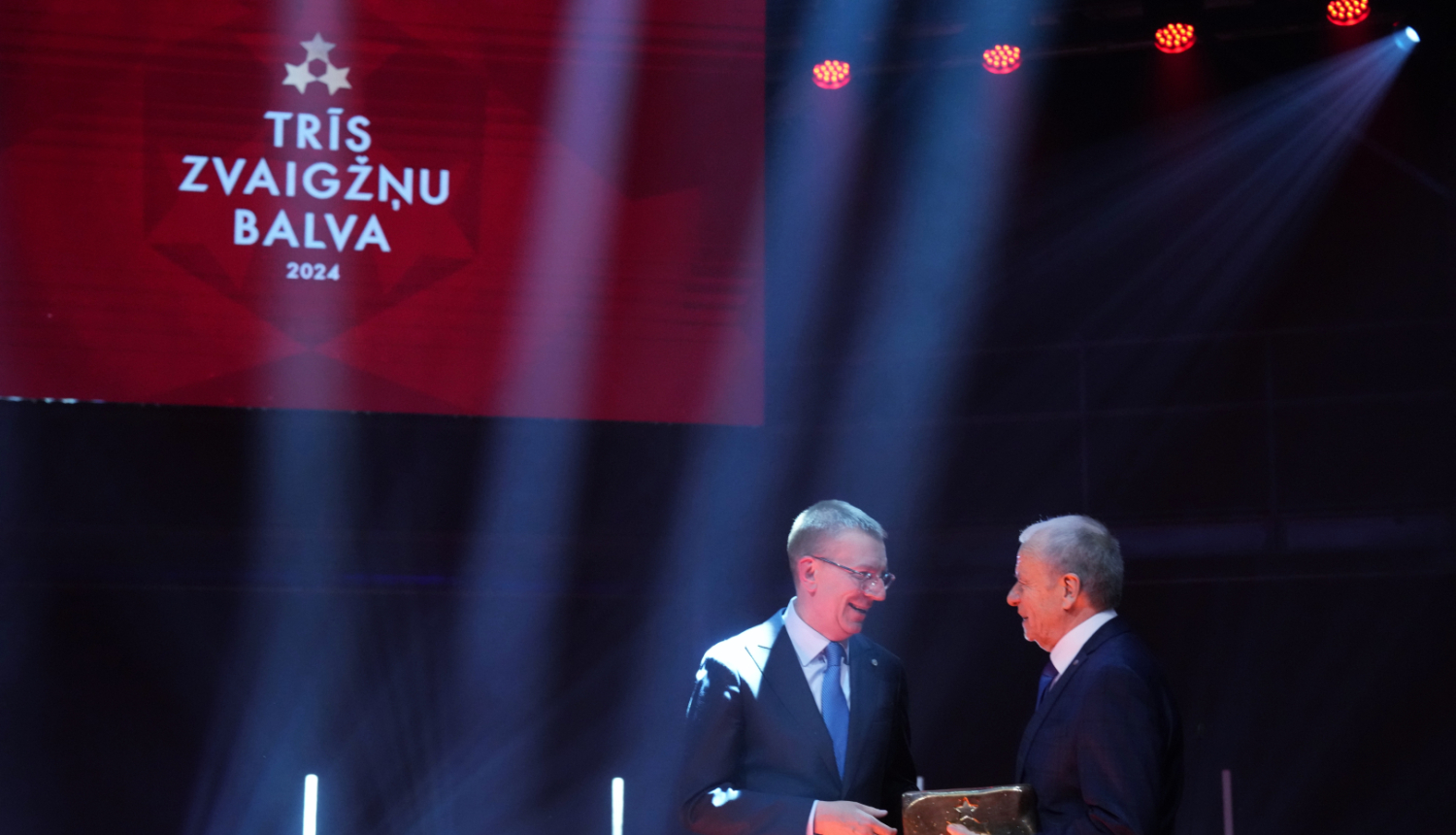 Valsts prezidents Edgars Rinkēvičs “Trīs zvaigžņu balva 2024” nominācijā “Mūža ieguldījums sportā” sveica šaušanas treneri Zigfrīdu Markaini