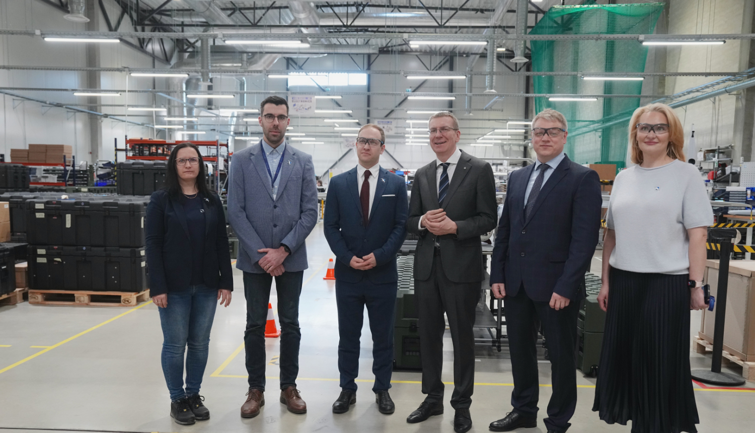 Valsts prezidents bezpilota lidaparātu ražošanas uzņēmuma “Edge Autonomy” Rīgas struktūrvienības vadības pārstāvji