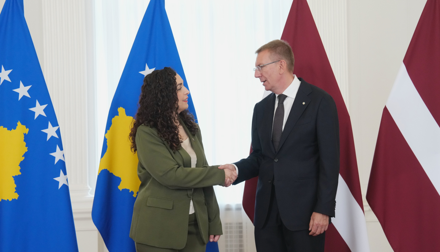 Valsts prezidents Edgars Rinkēvičs Rīgas pilī tiekas ar Kosovas prezidenti Dr. Vjosu Osmani-Sadriu