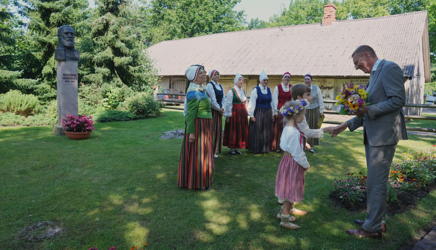 Valsts prezidents piedalās svētkos Krišjānim Valdemāram 200 Ainažos un saņem ziedus