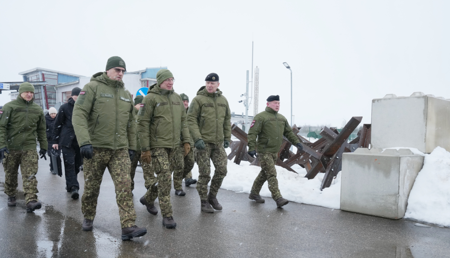 Valsts prezidents Edgars Rinkēvičs kopā ar Nacionālo bruņoto spēku komandieri ģenerālmajoru Kasparu Pudānu un Valsts robežsardzes priekšnieku ģenerāli Gunti Pujātu apmeklēja Latvijas – Krievijas robežu 