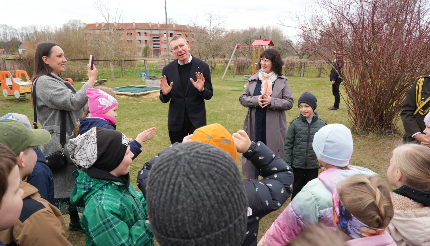 17. aprīlī Valsts prezidents Edgars Rinkēvičs tikās ar Lībagu sākumskolas 1. klases skolēniem Talsu novada Dižstendē. 