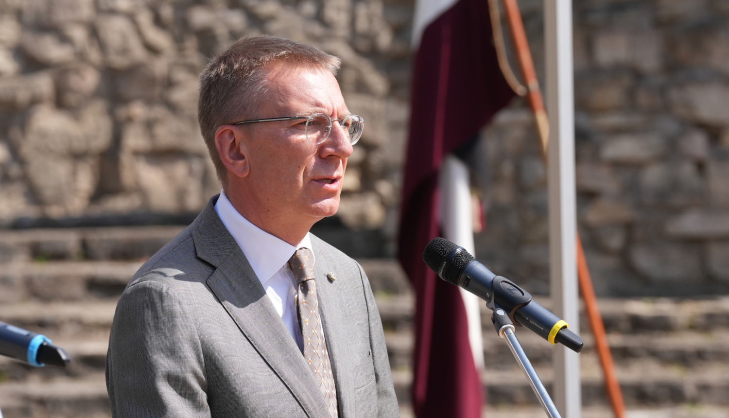 09.08.2025. Valsts prezidents Edgars Rinkēvičs uzrunā 26. Latvijas Politiski represēto personu salidojuma dalībniekus Ikšķilē