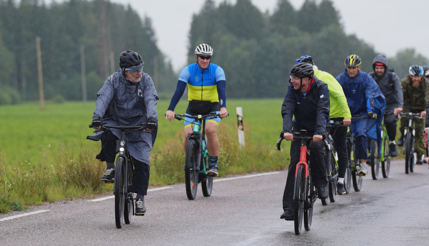 Latvijas un Igaunijas prezidenti ar kopīgu velobraucienu atzīmē pirmo grāmatu latviski un igauniski 500. gadadienu