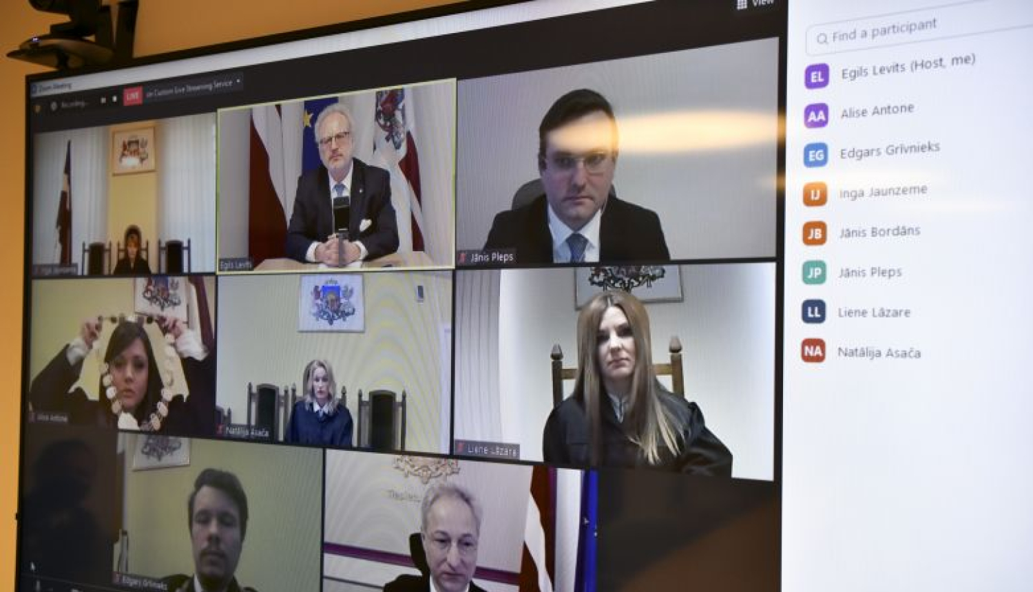 Tiešsaistes ceremonijā tiesneša zvērestu Valsts prezidentam dod tiesneši Edgars Grīvnieks, Alise Antone, Inga Jaunzeme, Liene Lāzare un Natālija Asača