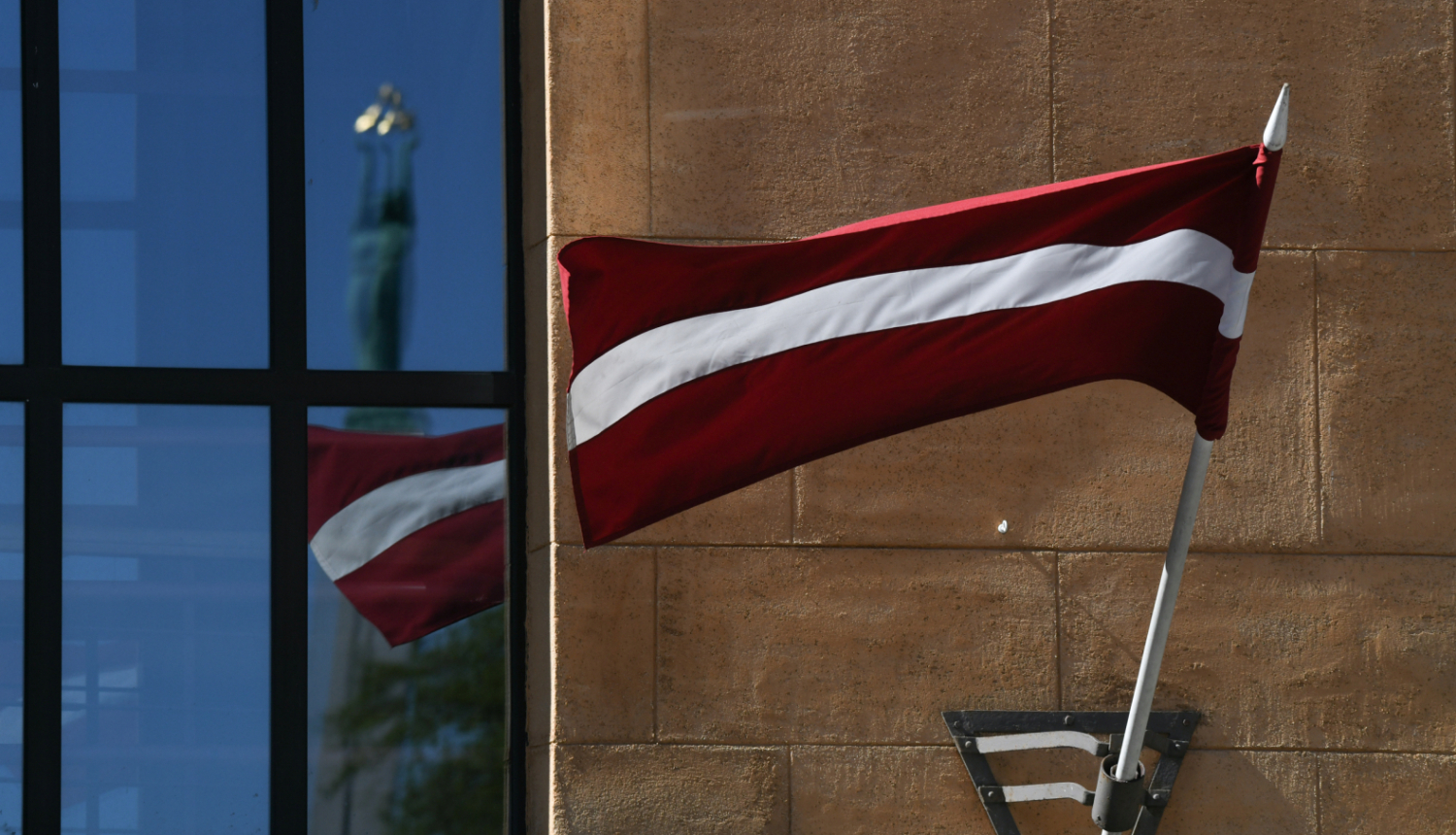 Latvijas karogs pie ēkas