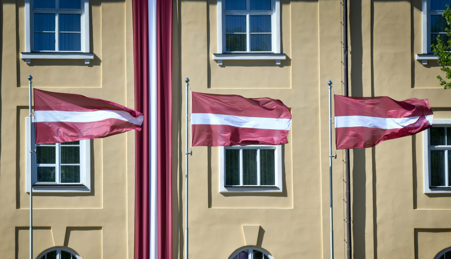 Latvijas karogi pie Rīgas pils