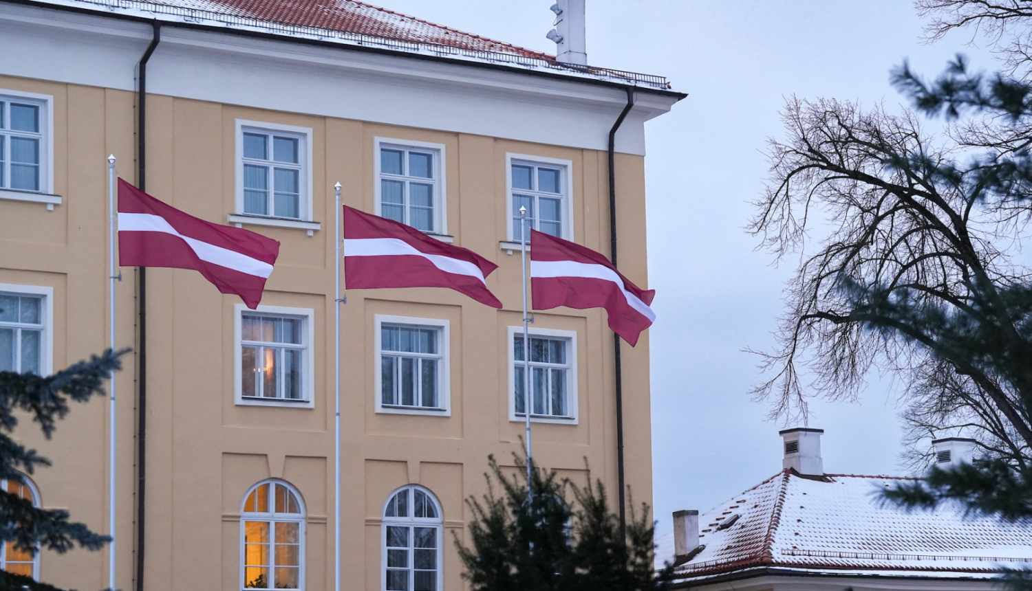 Latvijas karogi pie Rīgas pils ziemā
