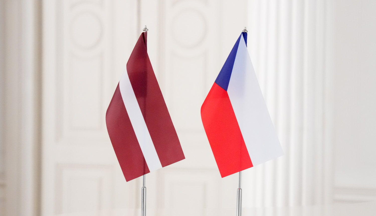 Latvijas un Čehijas karodziņi