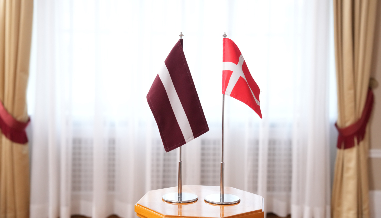 Latvijas un Dānijas karogs