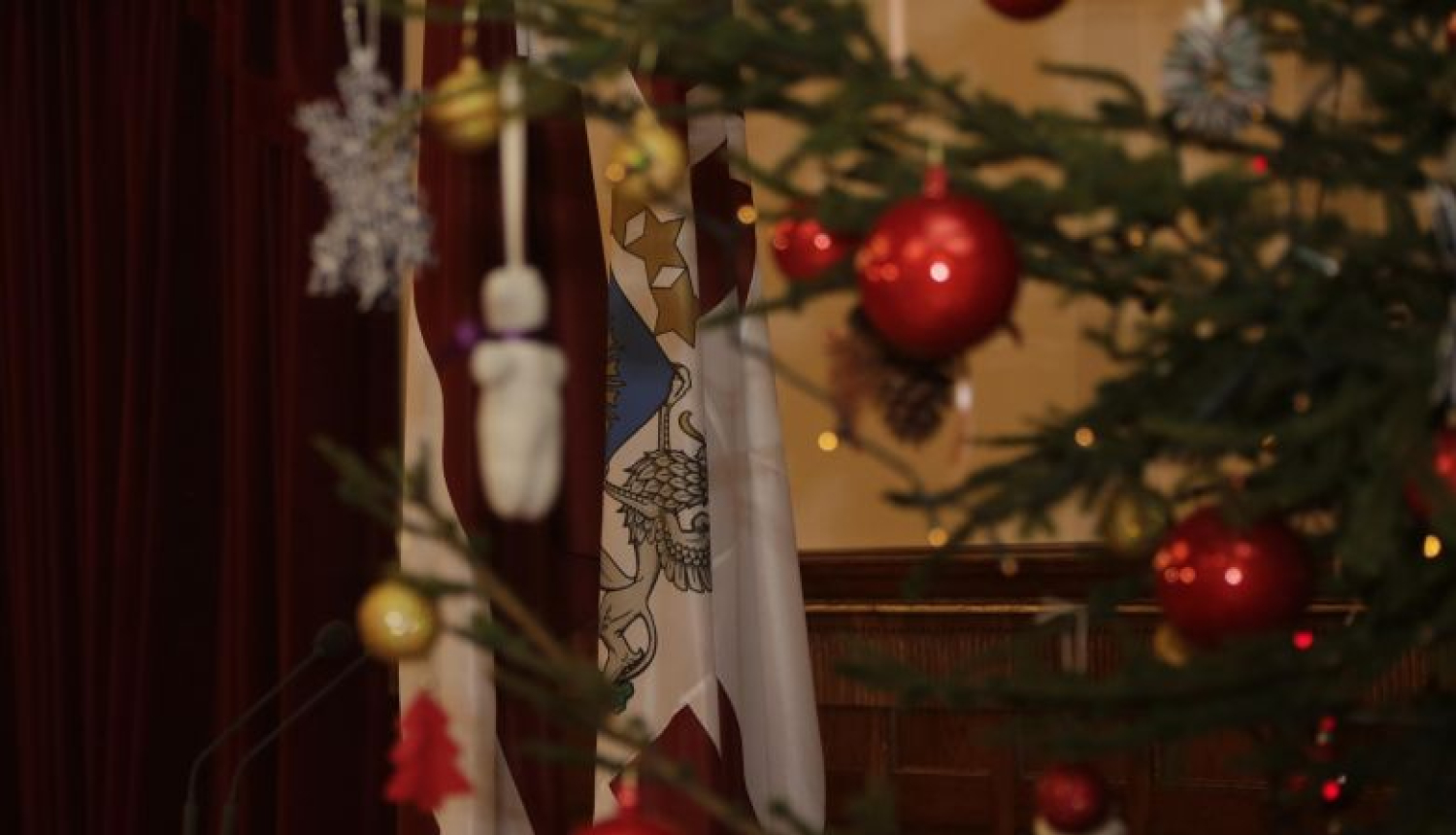 Valsts prezidents kopā ar 20 kuplām Latvijas ģimenēm pie Rīgas pils iededz Ziemassvētku egli