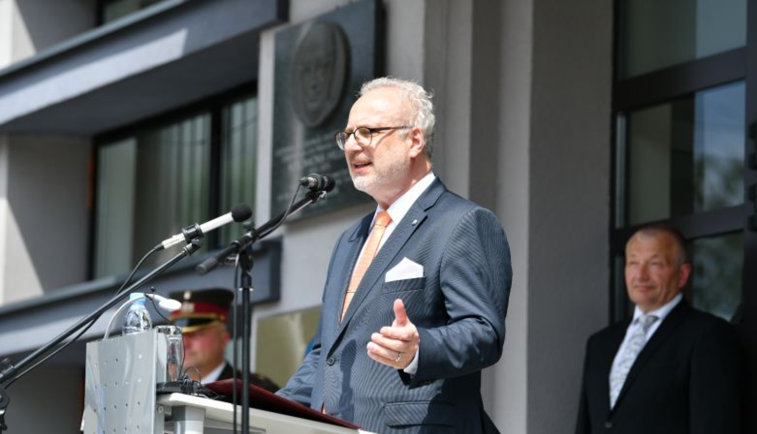 Latvijas Organiskās sintēzes institūts pasniedz Valsts prezidentam S. Hillera medaļu