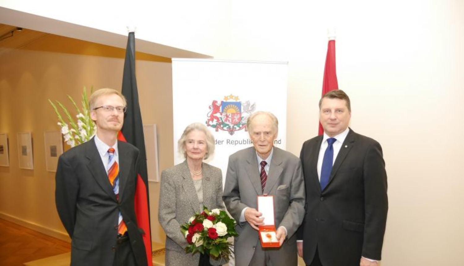 Valsts prezidents pasniedz Atzinības krustu vācu vēsturniekam Ervīnam Oberlenderam