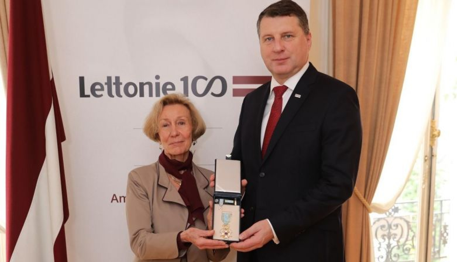 Valsts prezidents pasniedz augstāko valsts apbalvojumu Latvijas kultūras un vēstures pētniecei Francijā Suzannei Puršjē-Plasro