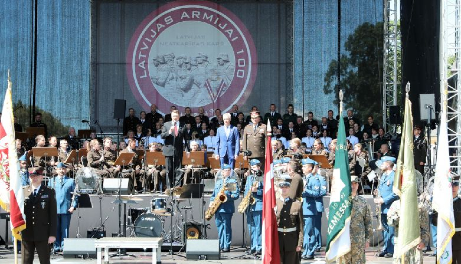 Valsts prezidents Raimonds Vējonis sveic Latvijas armiju 100. gadadienā
