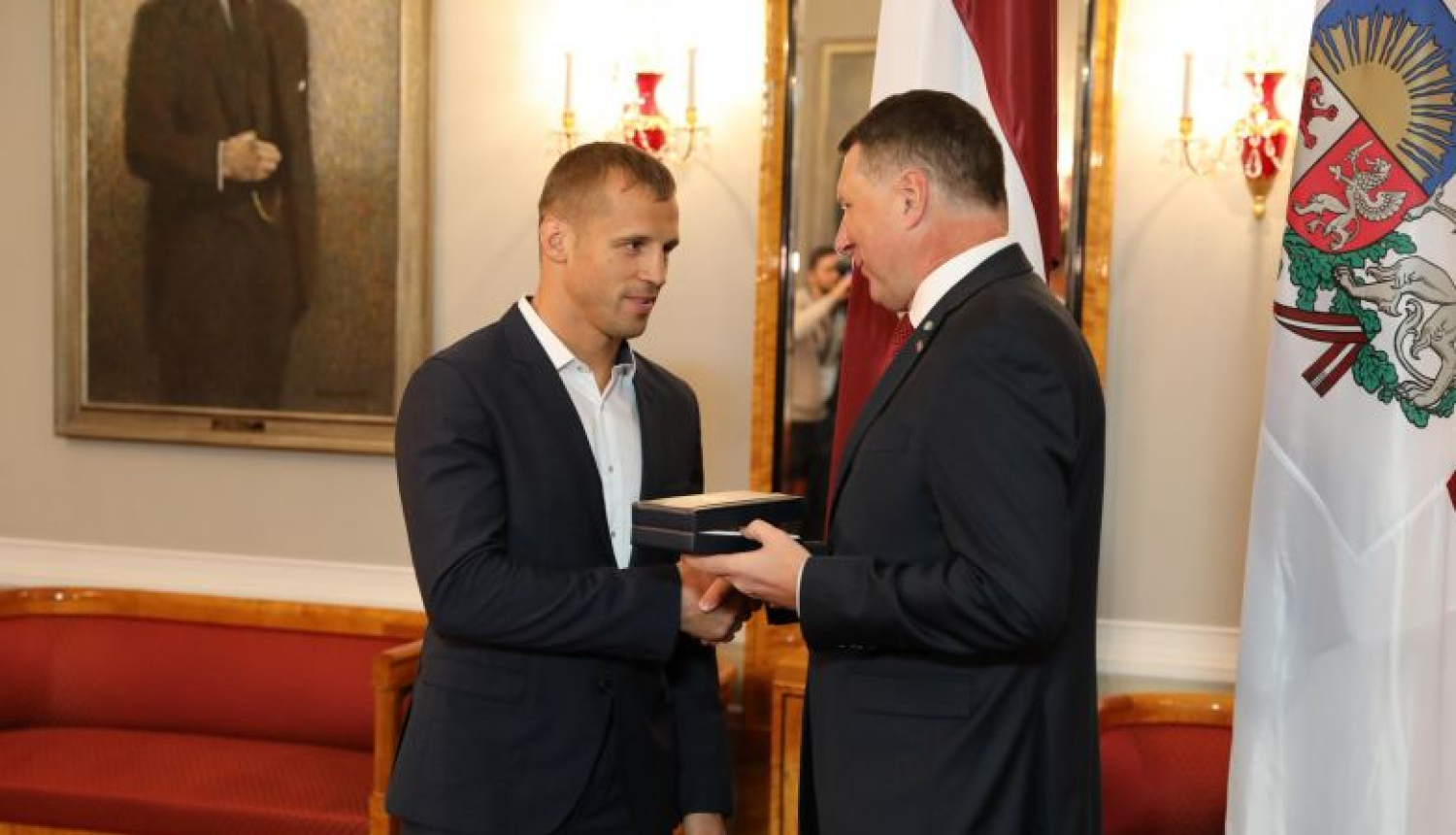 Valsts prezidents pasniedz Triju Zvaigžņu ordeni Mairim Briedim