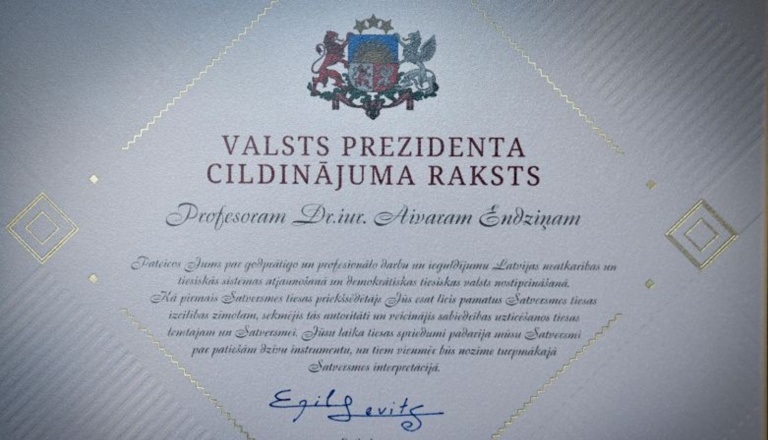 Valsts prezidents piešķir Cildinājuma rakstu Aivaram Endziņam 80 gadu jubilejā
