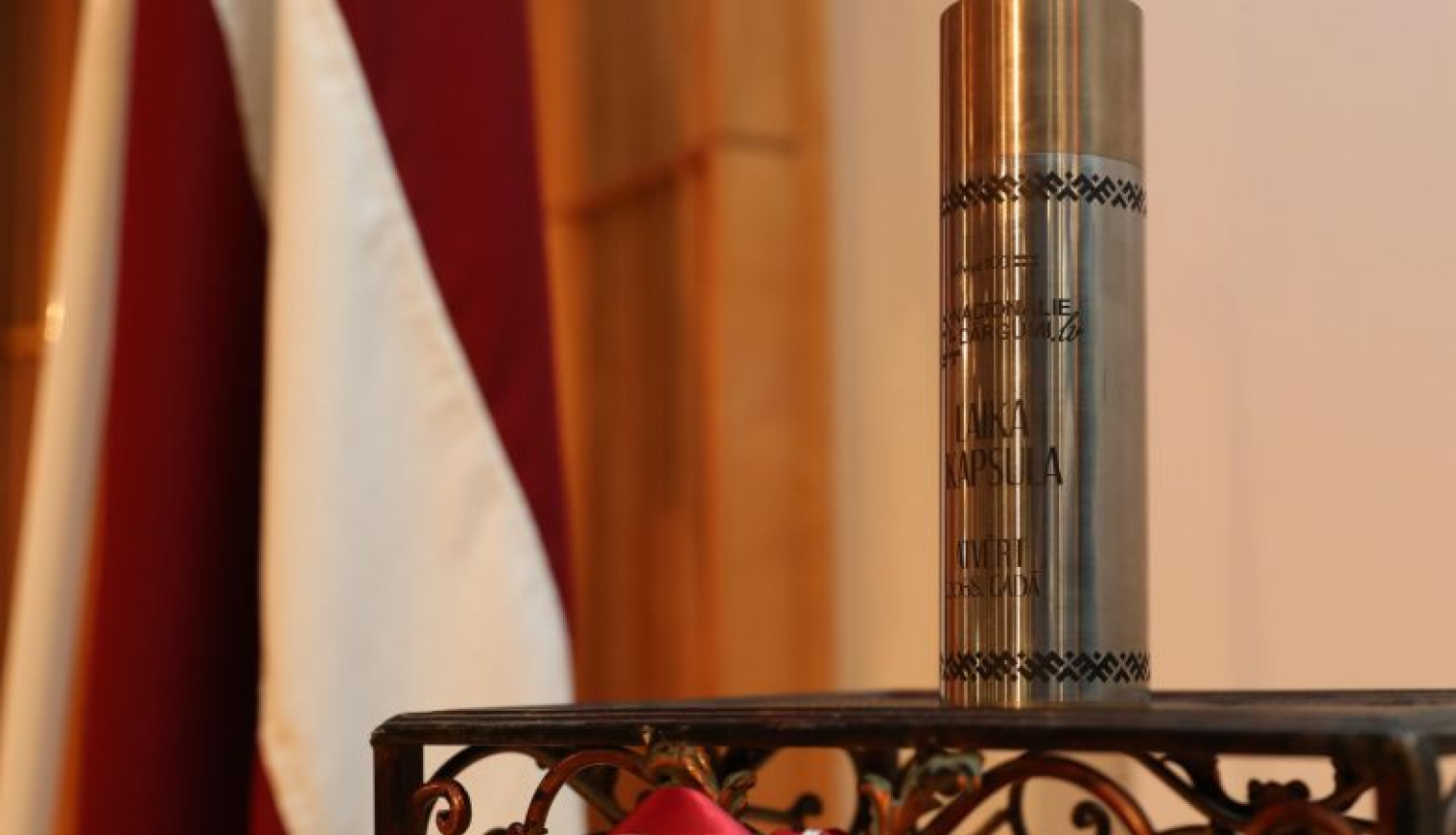 Valsts prezidents saņem “laika kapsulu” no iniciatīvas “Nacionālo dārgumu jaunatklāšana” dalībniekiem